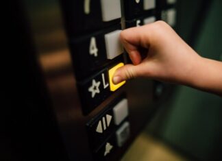 В одесском новострое сорвался лифт с людьми