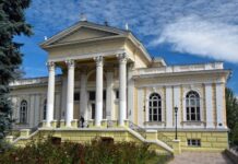 Одесский музей передал украинской армии деньги, собранные для амфор