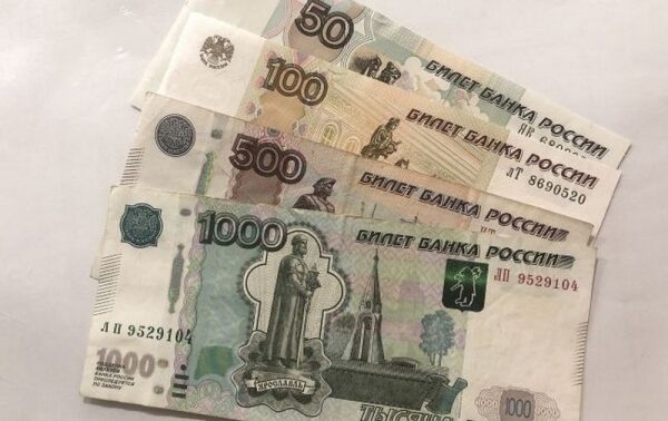Рубль резко обвалился после открытия торгов Рубль резко обвалился после открытия торгов