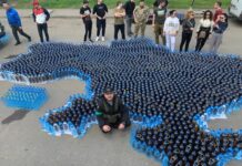 В Одессе собрали девять тонн воды для Николаева и сложили из нее карту Украины
