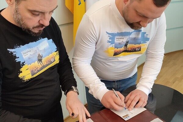 На одесском главпочтамте теперь можно купить марку "Русский военный корабль, иди...!" На одесском главпочтамте теперь можно купить марку "Русский военный корабль, иди...!"