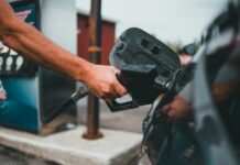 Украинцы продают места в очередях на АЗС