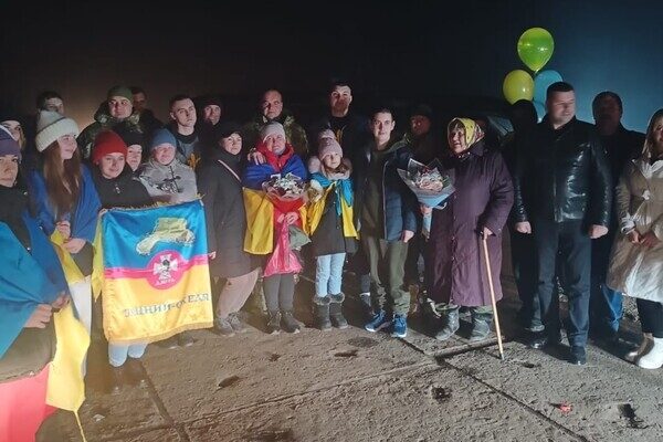 В Одесскую область вернулись трое освобожденных из плена защитников острова Змеиный В Одесскую область вернулись трое освобожденных из плена защитников острова Змеиный
