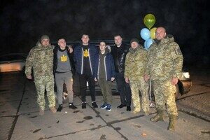 В Одесскую область вернулись трое освобожденных из плена защитников острова Змеиный В Одесскую область вернулись трое освобожденных из плена защитников острова Змеиный