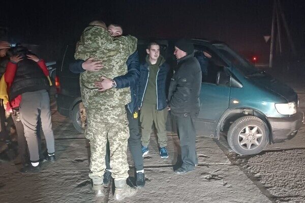 В Одесскую область вернулись трое освобожденных из плена защитников острова Змеиный В Одесскую область вернулись трое освобожденных из плена защитников острова Змеиный