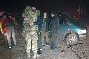 В Одесскую область вернулись трое освобожденных из плена защитников острова Змеиный В Одесскую область вернулись трое освобожденных из плена защитников острова Змеиный