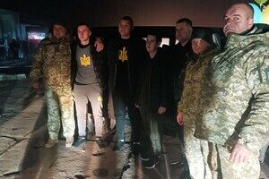 В Одесскую область вернулись трое освобожденных из плена защитников острова Змеиный В Одесскую область вернулись трое освобожденных из плена защитников острова Змеиный