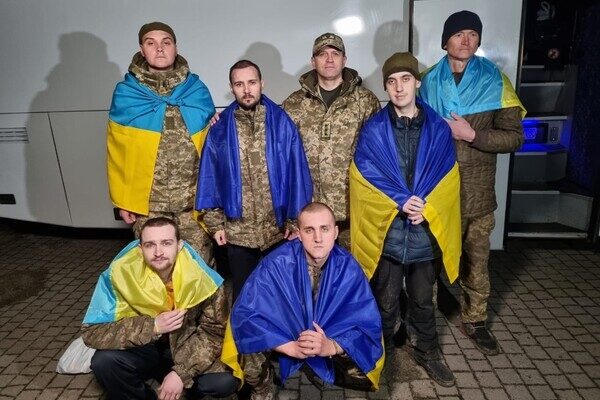 В Одесскую область вернулись трое освобожденных из плена защитников острова Змеиный В Одесскую область вернулись трое освобожденных из плена защитников острова Змеиный