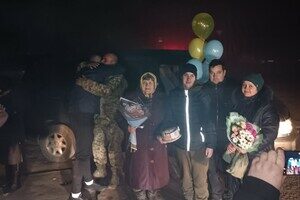 В Одесскую область вернулись трое освобожденных из плена защитников острова Змеиный В Одесскую область вернулись трое освобожденных из плена защитников острова Змеиный
