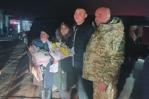 В Одесскую область вернулись трое освобожденных из плена защитников острова Змеиный В Одесскую область вернулись трое освобожденных из плена защитников острова Змеиный