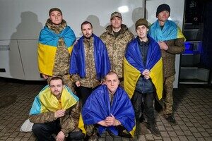 В Одесскую область вернулись трое освобожденных из плена защитников острова Змеиный В Одесскую область вернулись трое освобожденных из плена защитников острова Змеиный