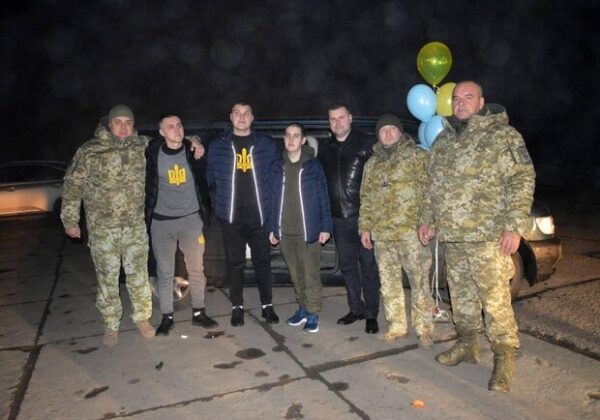В Одесскую область вернулись трое освобожденных из плена защитников острова Змеиный В Одесскую область вернулись трое освобожденных из плена защитников острова Змеиный