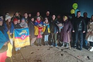 В Одесскую область вернулись трое освобожденных из плена защитников острова Змеиный В Одесскую область вернулись трое освобожденных из плена защитников острова Змеиный