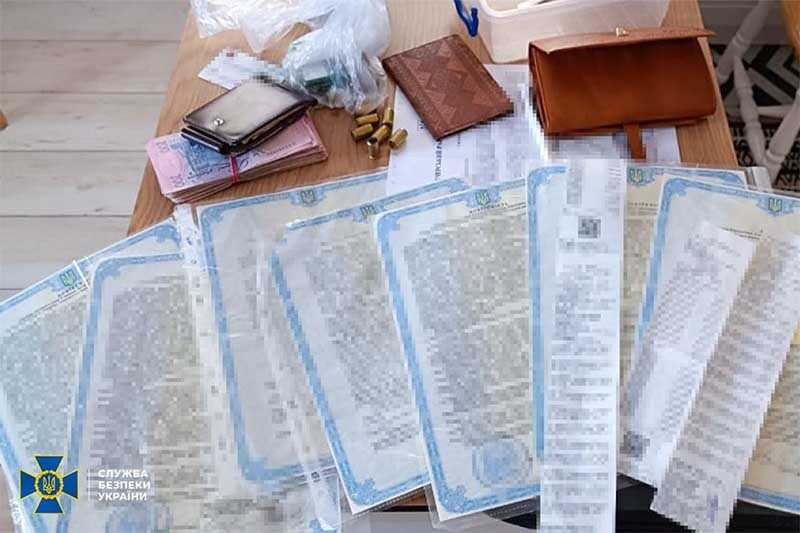 Завозили як «гуманітарку»: в Києві продавали ліки-підробки для онкохворих