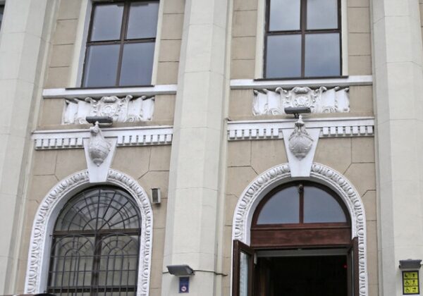 На одесском железнодорожном вокзале избавились от коммунистических символов На одесском железнодорожном вокзале избавились от коммунистических символов