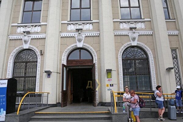 На одесском железнодорожном вокзале избавились от коммунистических символов На одесском железнодорожном вокзале избавились от коммунистических символов
