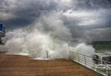 В Одессе уже неделю ищут подростка, которого во время шторма унесло волной в море