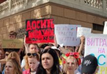 Под Одесской мэрией проходит очередной пикет против затратных тендеров во время войны