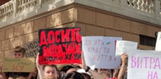 Под Одесской мэрией проходит очередной пикет против затратных тендеров во время войны