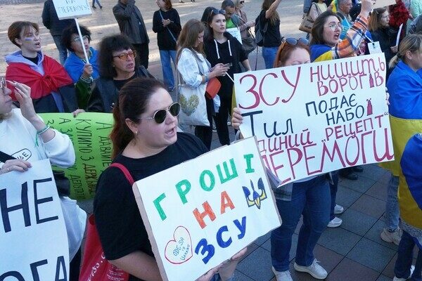 Одесситы снова вышли на протест против неуместных во время войны тендеров