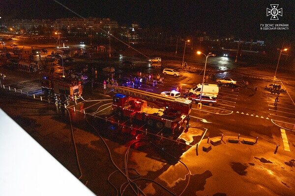 В Одессе горел торговый центр "Ривьера" В Одессе горел торговый центр "Ривьера"