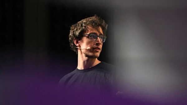 Mistral бросает вызов OpenAI и идёт на сделку с Microsoft Mistral бросает вызов OpenAI и идёт на сделку с Microsoft