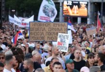 Тысячи сербов протестуют в Белграде против литиевого рудника