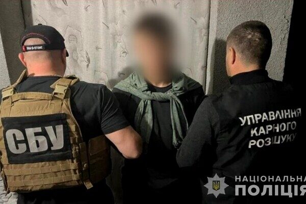 В Одессе и области подростки и молодой парень снова поджигали авто военных В Одессе и области подростки и молодой парень снова поджигали авто военных