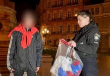 В центре Одессы женщина пыталась повесить российский триколор