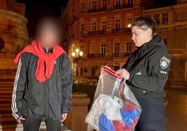 В центре Одессы женщина пыталась повесить российский триколор В центре Одессы женщина пыталась повесить российский триколор