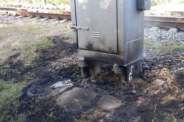 В Одессе 13-летняя девочка и ее мать уничтожили военный эвакуационный автомобиль В Одессе 13-летняя девочка и ее мать уничтожили военный эвакуационный автомобиль