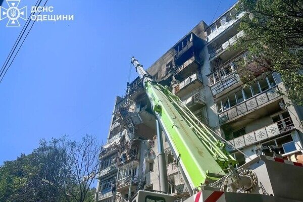 Ночной дроновый удар по многоэтажке: под завалами обнаружили погибшего Ночной дроновый удар по многоэтажке: под завалами обнаружили погибшего