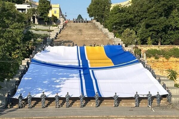 День ВМС Украины: на Потемкинской лестнице в Одессе установили национальный рекорд День ВМС Украины: на Потемкинской лестнице в Одессе установили национальный рекорд