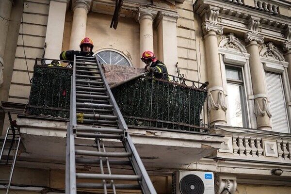 В центре Одессы обрушился балкон с людьми: есть пострадавшие В центре Одессы обрушился балкон с людьми: есть пострадавшие