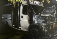 Поджег микроавтобус военнослужащих: в Одесской области будут судить юношу