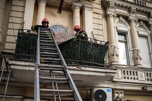 В центре Одессы обрушился балкон с людьми: есть пострадавшие В центре Одессы обрушился балкон с людьми: есть пострадавшие
