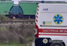 Залез на крышу поезда: в Одесской области на железной дороге травмировался мужчина