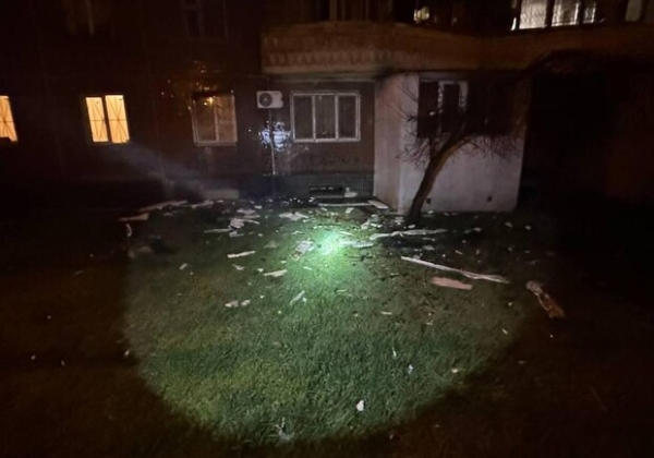 В Одессе дрон попал в многоэтажку, ранен В Одессе дрон попал в многоэтажку, ранен