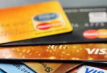 Українцям масово блокують рахунки через повторні соцвиплати